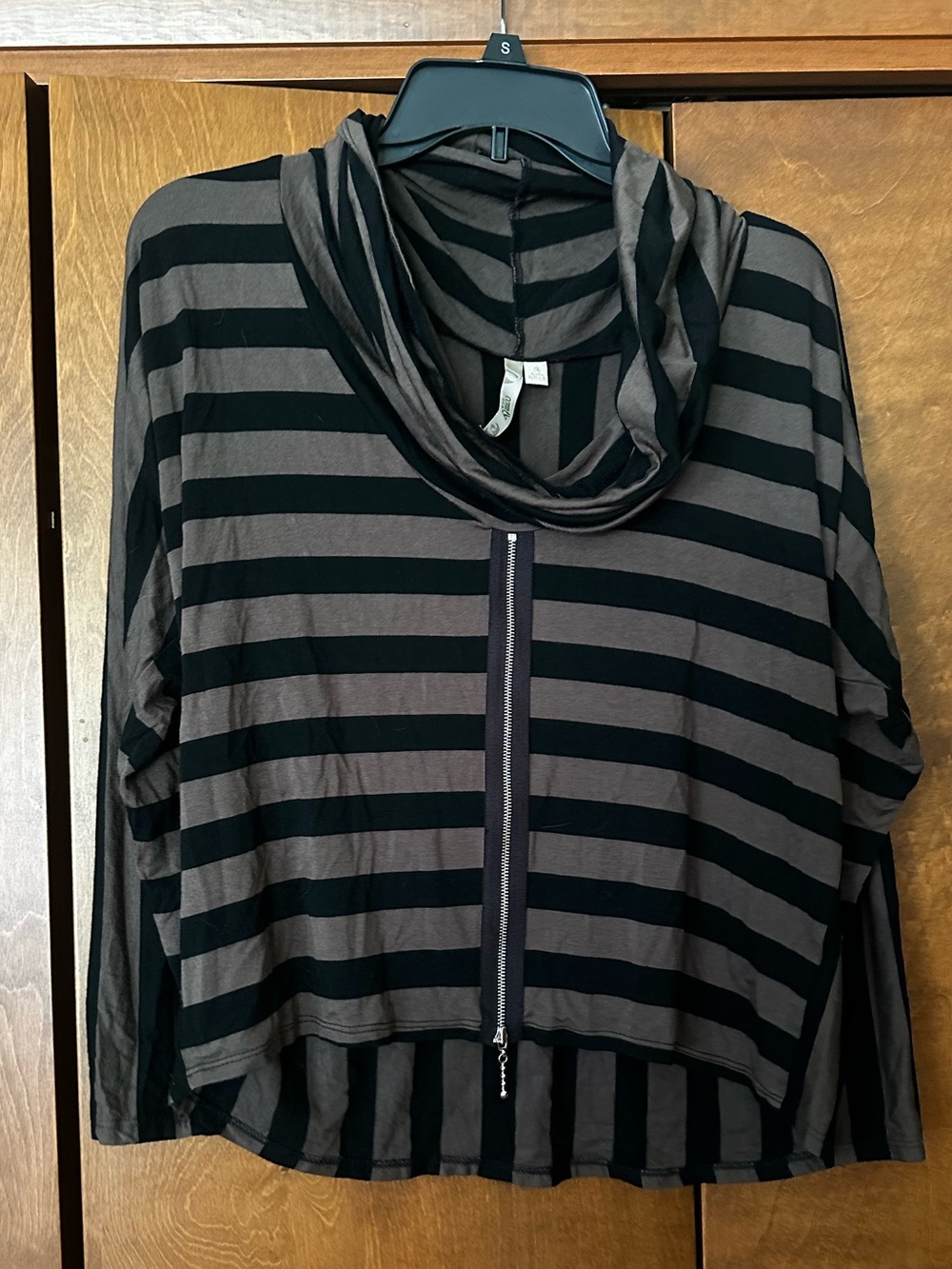 COMFY USA Striped Black and Taupe Cowl Neck Zip Front Women’s Top SZ S fun
